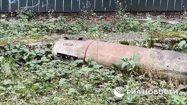 Американская ракета HARM, выпущенная украинскими военными, рядом с жилым домом в районе ж/д вокзала Донецка. Кадр видео