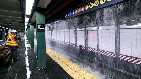 Вода заливает станцию метро Times Square после прорыва водопровода в Нью-Йорке