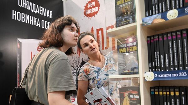 Посетительницы выбирают книги на 36-й Московской международной книжной ярмарке в Москве