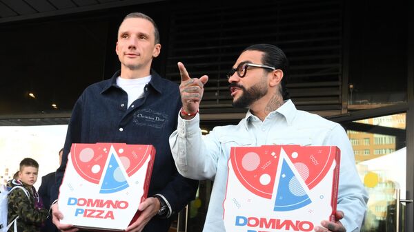 Ресторатор Антон Пинский и рэпер Тимур Юнусов на презентации нового заведения сетевого ресторанного проекта Домино пицца