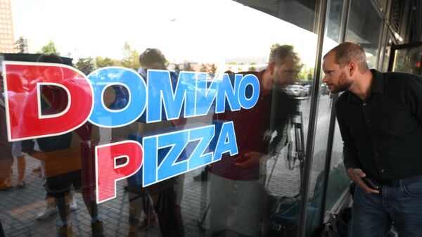 Посетитель на презентации нового заведения сетевого ресторанного проекта Домино пицца на Ходынском бульваре в Москве