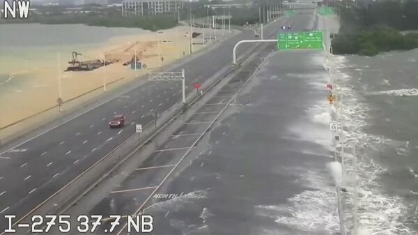 Затопленная автомагистраль в штате Флорида во время урагана Идалия