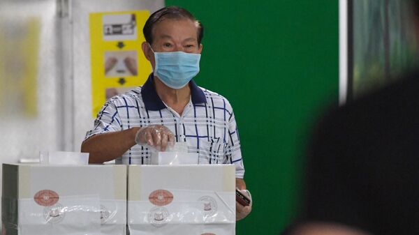 Мужчина на избирательном участке в Сингапуре