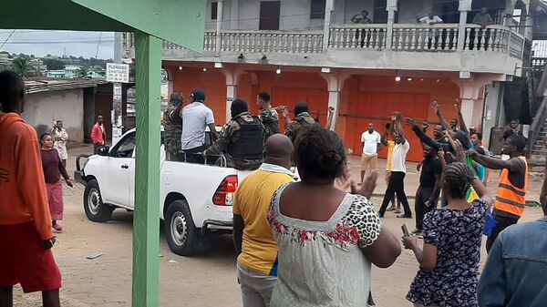 Местные жители аплодируют сотрудникам сил безопасности в районе года после военного переворота в стране