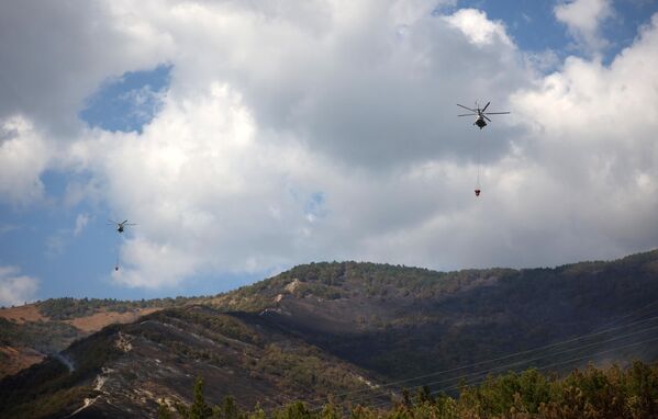 Пожарные вертолеты в районе тушения лесного пожара в Геленджике