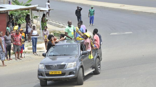 Жители на улице в Либревиле, Габон