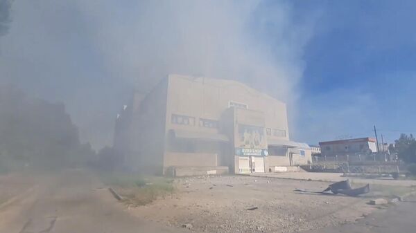 Дым на месте обстрела в Новой Каховке. Кадр видео