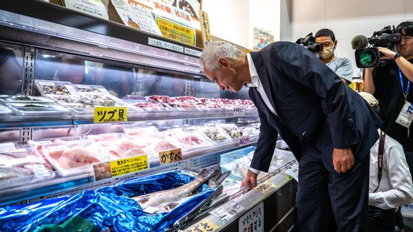 Посол США в Японии Рам Эмануэль на рыбном рынке во время визита в префектуру Фукусима. 31 августа 2023