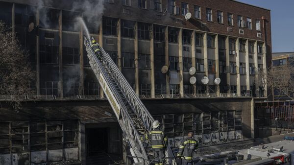 Пожарные тушат пожар в здании в Йоханнесбурге