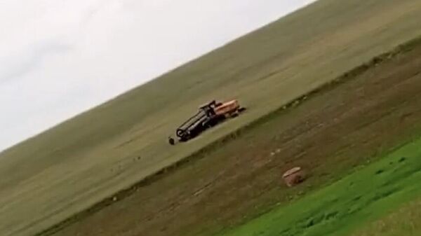 Кадр видео погони комбайна за детьми на поле в Красноярском крае