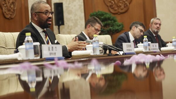 Министр иностранных дел Великобритании Джеймс Клеверли во время встречи с министром иностранных дел КНР Ван И в Пекине. 30 августа 2023