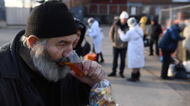 Бездомный на одной из улиц Москвы