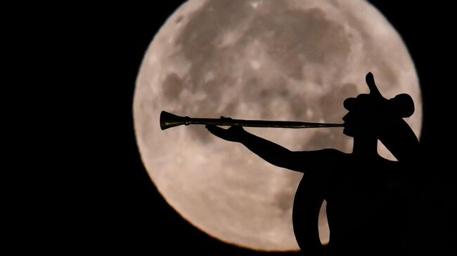 Вид на полную луну на Поклонной горе в Москве