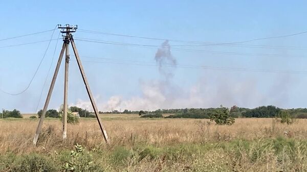Дым от пожаров на линии боевого соприкосновения в селе Работино Запорожской области