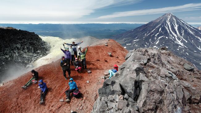 Туристы на вулкане Авачинский, Камчатка 