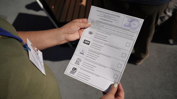 Бланк избирательного бюллетеня во время досрочного голосования на выборах в ДНР