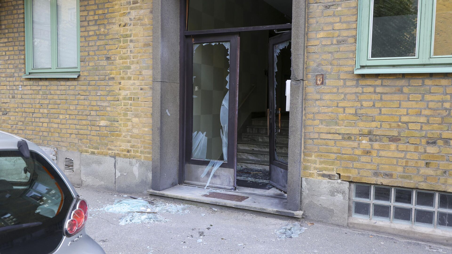 Разрушенная входная дверь здания после взрыва в Гетеборге, Швеция - РИА Новости, 1920, 31.08.2023
