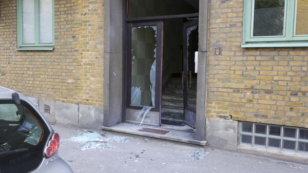 Разрушенная входная дверь здания после взрыва в Гетеборге, Швеция