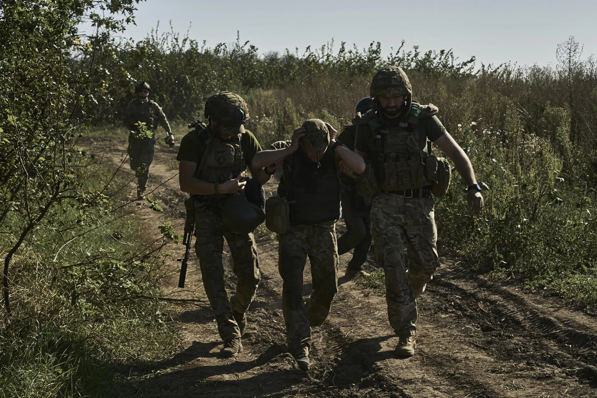 Украинские военнослужащие эвакуируют раненого солдата на передовой в Донецкой области - РИА Новости, 1920, 18.09.2023