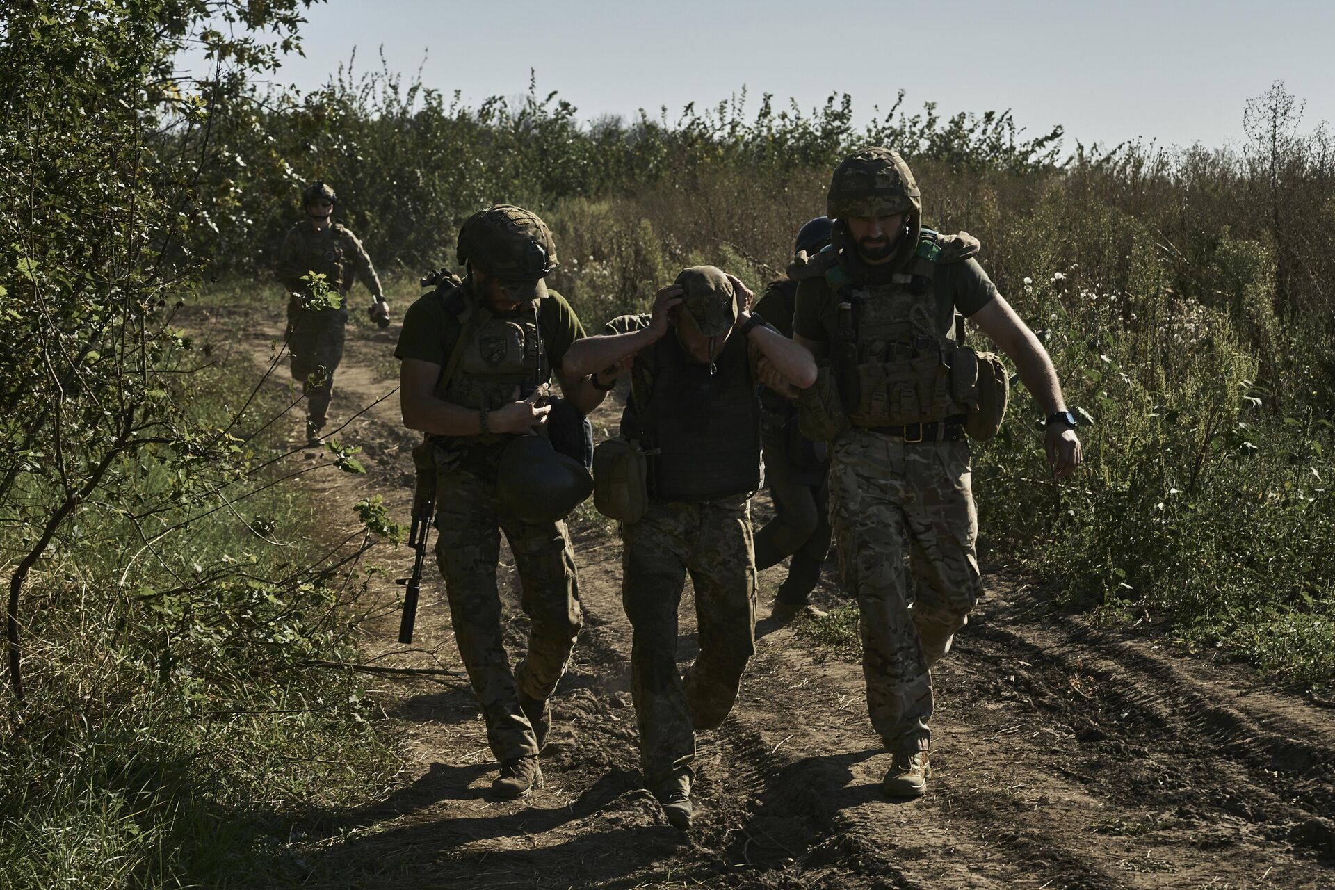 Украинские военнослужащие эвакуируют раненого солдата на передовой в Донбассе - РИА Новости, 1920, 29.08.2024