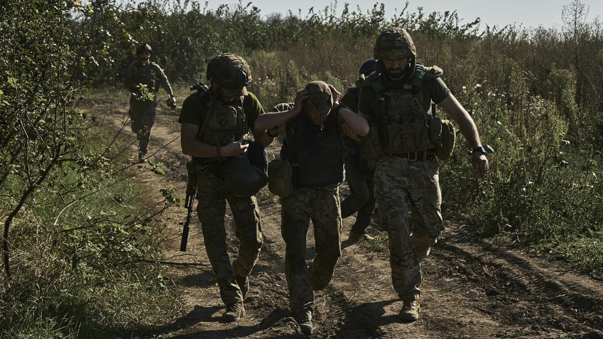 Украинские военнослужащие эвакуируют раненого солдата на передовой в Донецкой области - РИА Новости, 1920, 23.05.2024