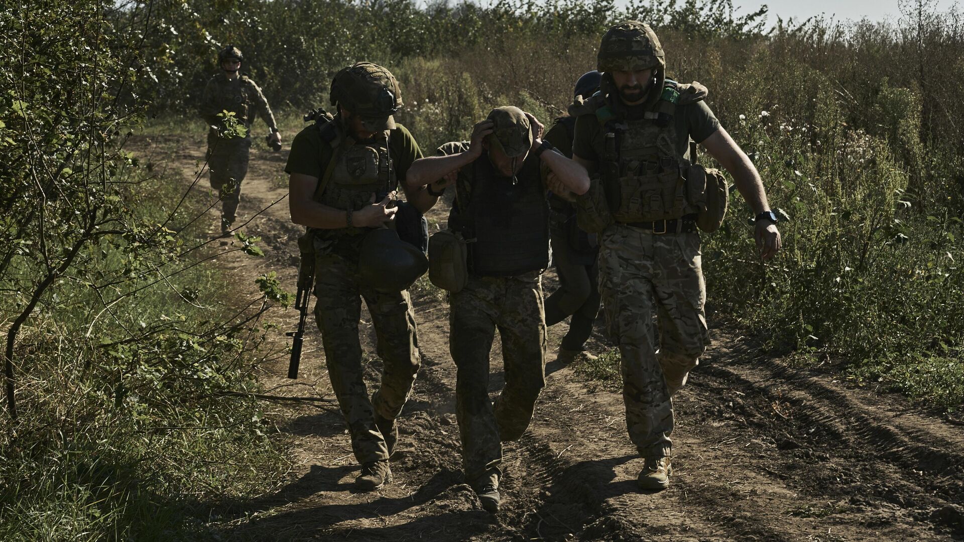 Украинские военнослужащие эвакуируют раненого солдата на передовой в Донецкой области - РИА Новости, 1920, 16.05.2024