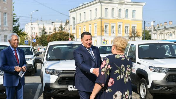 Руденя передал 44 автомобиля соцучреждениям Тверской области