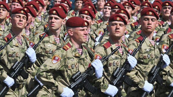 Парадный расчет войск национальной гвардии РФ на военном параде в Москве