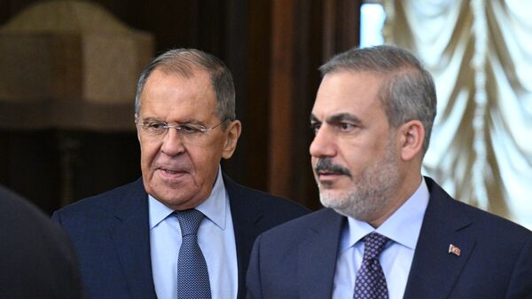 Министр иностранных дел РФ Сергей Лавров и министр иностранных дел Турции Хакан Фидан во время встречи
