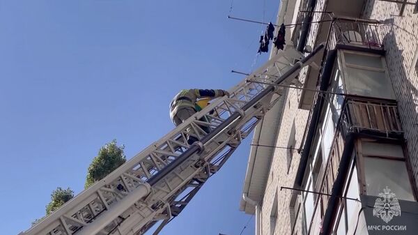 Пожарные Черкесска спасли девочку с балкона многоэтажного дома