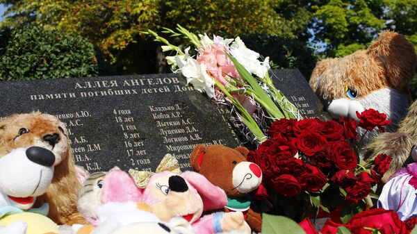 Цветы и игрушки, возложенные к памятнику Аллея Ангелов в парке Победы Калининского района Донецка 