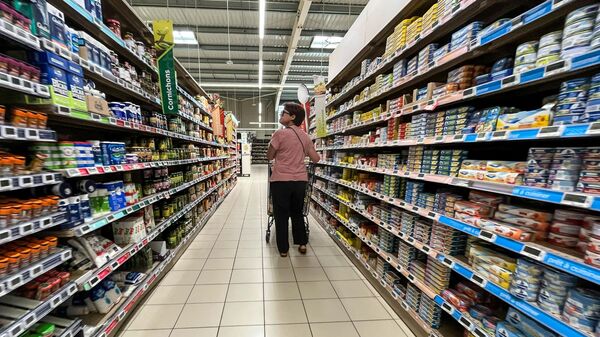 Женщина в супермаркете на севере Франции