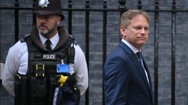 Грант Шеппс, назначенный министром обороны Великобритании, покидает резиденцию на Даунинг-стрит, 10 в Лондоне