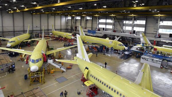 Самолеты Sukhoi Superjet 100 в цехе окончательной сборки на заводе имени Гагарина в Комсомольске-на-Амуре Самолеты Sukhoi Superjet 100 в цехе окончательной сборки на заводе имени Гагарина в Комсомольске-на-Амуре