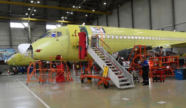 Самолеты Sukhoi Superjet 100 в цехе окончательной сборки на заводе имени Гагарина в Комсомольске-на-Амуре Самолеты Sukhoi Superjet 100 в цехе окончательной сборки на заводе имени Гагарина в Комсомольске-на-Амуре