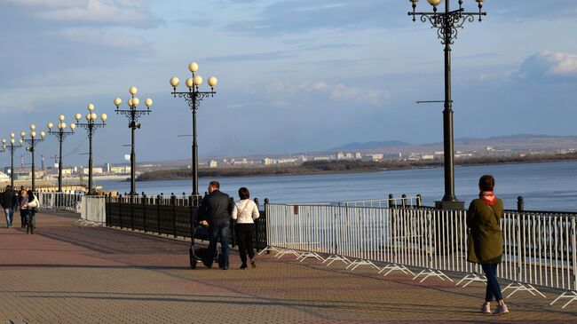 Городская набережная вдоль реки Амур в Хабаровске