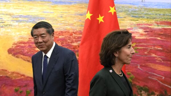 Министр торговли США Джина Раймондо и заместитель премьера Государственного совета КНР Хэ Лифэн во вермя встречи в Пекине