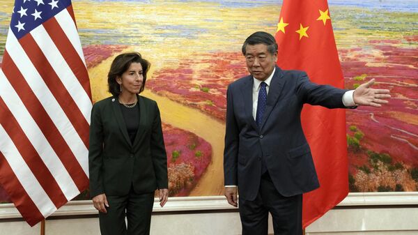 Джина Раймондо и  Хэ Лифэн во время встречи в Пекине