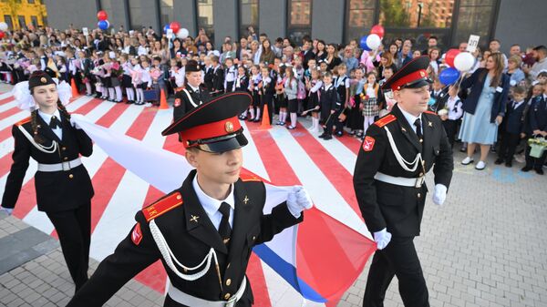 Учащиеся кадетского класса на торжественной линейке, проходящей в школе №1636 в Москве в День знаний