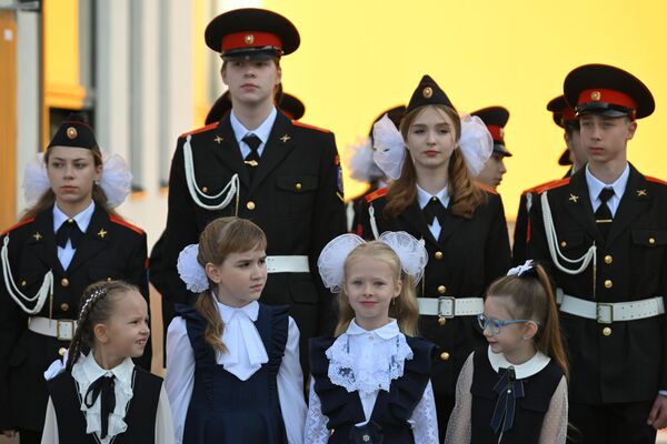 Первоклассники и ученики кадетского класса на торжественной линейке, проходящей в школе №1636 в Москве в День знаний