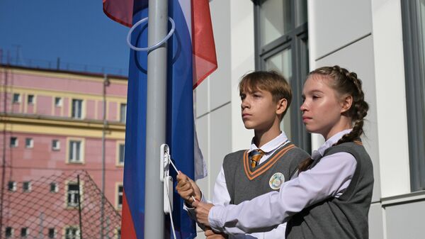 Поднятие флага России на торжественной линейке, посвященной открытию новой средней школы №54 и началу учебного года в Новосибирске