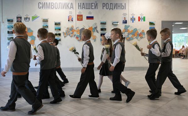 Первоклассники после торжественной линейки, посвященной открытию новой средней школы №54 и началу учебного года в Новосибирске