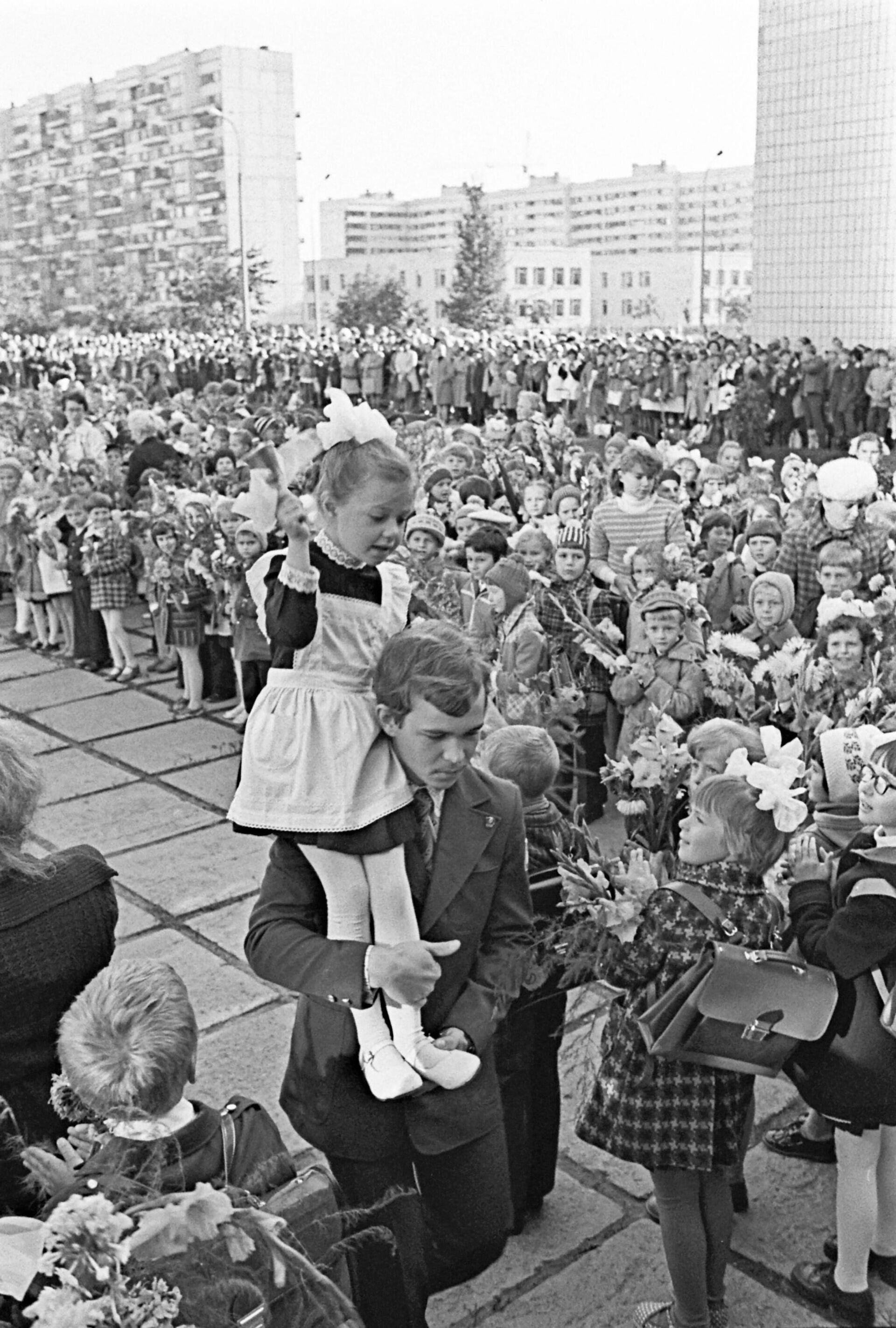 Первый звонок в одной из школ города Петродворец в Ленинградской области первого сентября, 1980 год - РИА Новости, 1920, 01.09.2023