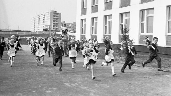 Начало учебного года в средней школе № 879 в Москве, 1974 год 