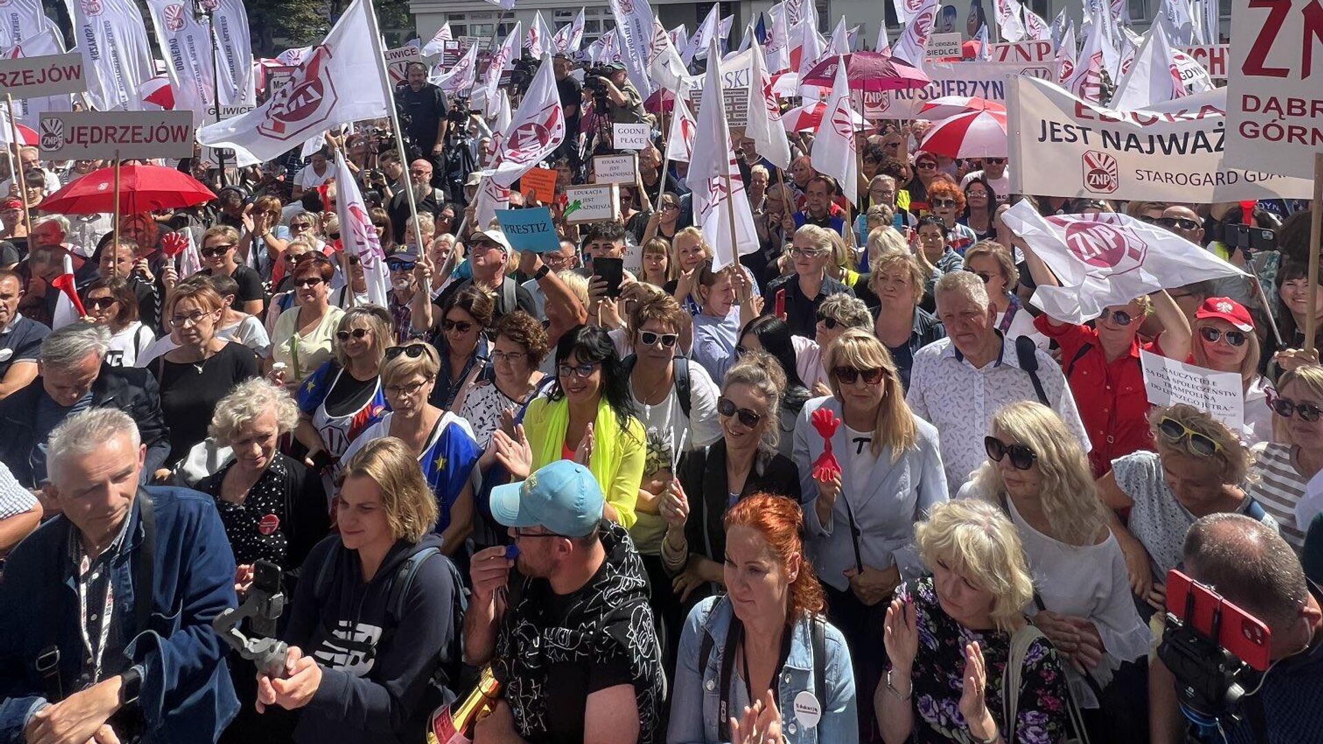 Участники акции протеста у здания министерства национального образования в Варшаве, Польша - РИА Новости, 1920, 01.09.2023