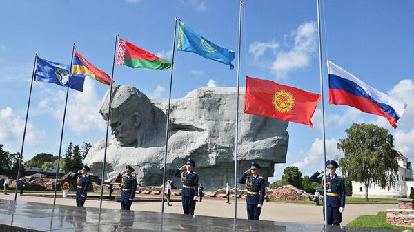 Военнослужащие поднимают государственные флаги стран ОДКБ на церемонии открытия учения Боевое братство-2023