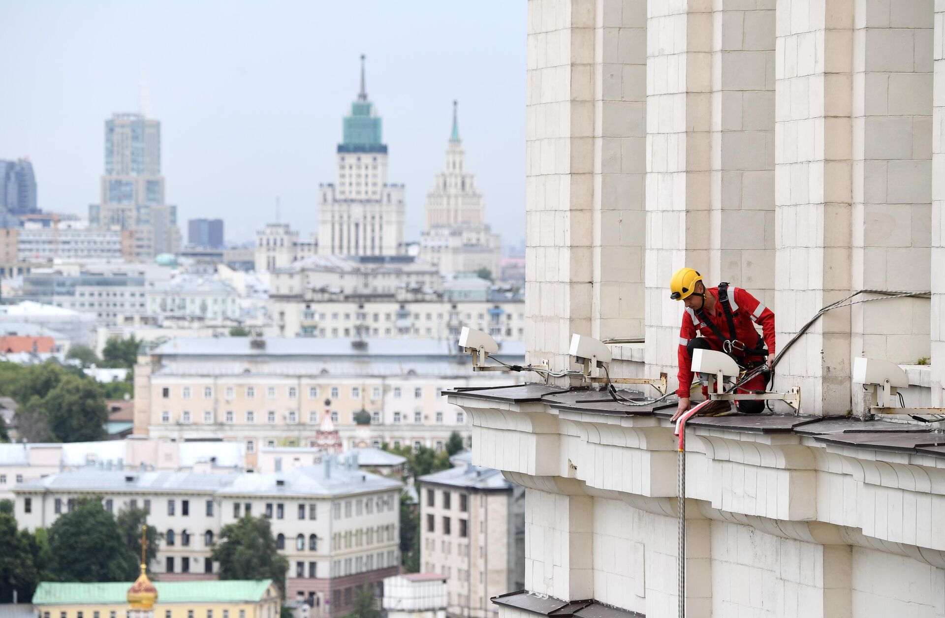 Монтажник-высотник во время обслуживания оборудования на внешней стороне высотного здания на Котельнической набережной - РИА Новости, 1920, 01.09.2023