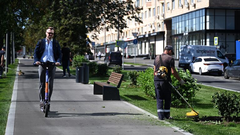 Мужчина едет на электросамокате на площади Гагарина в Москве