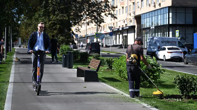 Мужчина едет на электросамокате на площади Гагарина в Москве Мужчина едет на электросамокате на площади Гагарина в Москве