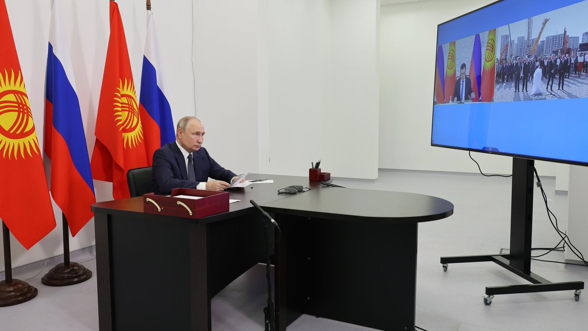 Путин участвует в режиме видеоконференции с Жапаровым в церемонии старта строительства школ в Киргизии - РИА Новости, 1920, 01.09.2023